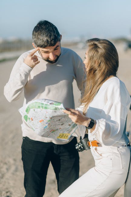 Dos personas revisando un mapa y hablando en la calle para encontrar una dirección